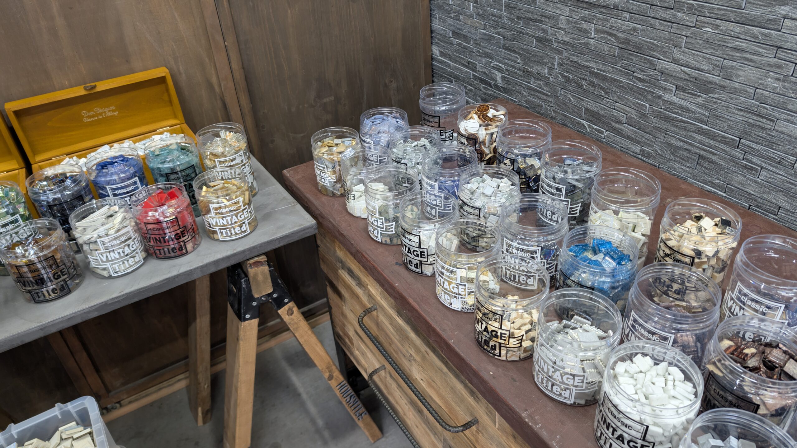 色とりどりの本物のタイルが並んでいる様子