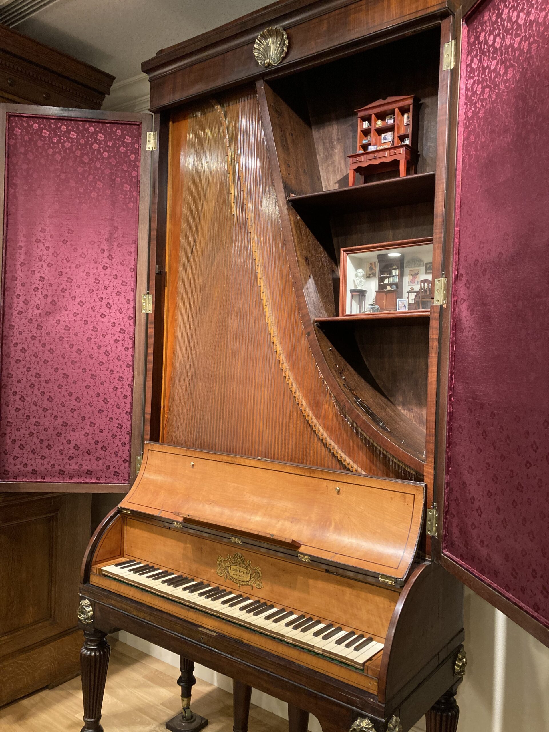 縦型ヴィンテージピアノ